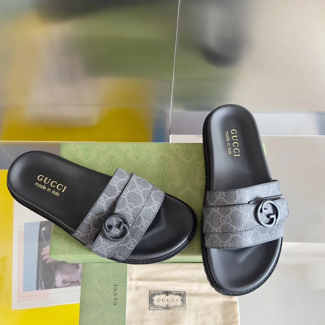 [G Home] Men's Men's Shoes💰: 300💰Size: 38-45 🆕2024Gucci Gucci Summer New Style Double G Presbyopia Flip-flops Cross Sandals Thick Sole Slippers Beach Shoes Original Purchase and Development Production G family's 2024 new summer dark horse items, fashion bloggers at home and abroad have put on the show, and it has become popular on social platforms at home and abroad. Fashionistas must pay for it, and they spend a lot of money to create ingenious craftsmanship and accurately restore every detail. Exquisite packaging at the delivery counter🛍📦 ▪️ Fabric: Original imported double G presbyopic leather ▪️ Lining: Original imported leather ▪️ Sole: Original open molded T men's shoes 💰U outsole ▪️ Bottom thickness: 3CM